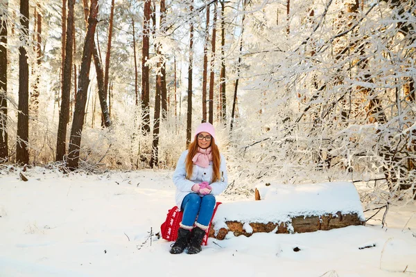 Menina na floresta de inverno com ramos cobertos de neve de árvores. beleza fada . — Fotografia de Stock
