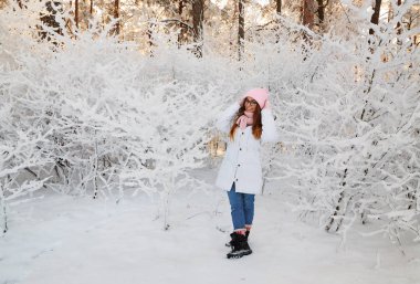 kız kış ormandaki ağaçlar karla kaplı dalları ile. Peri Güzellik.
