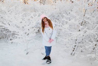 kız kış ormandaki ağaçlar karla kaplı dalları ile. Peri Güzellik.