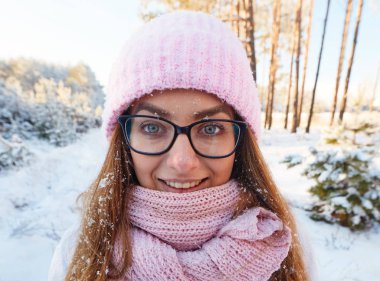 kar taneleri Frost gözlüklü kız.