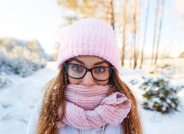 Κορίτσι με τα γυαλιά σε τον παγετό σε νιφάδες χιονιού. — Φωτογραφία Αρχείου