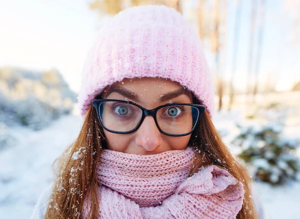 Κορίτσι με τα γυαλιά σε τον παγετό σε νιφάδες χιονιού. — Φωτογραφία Αρχείου