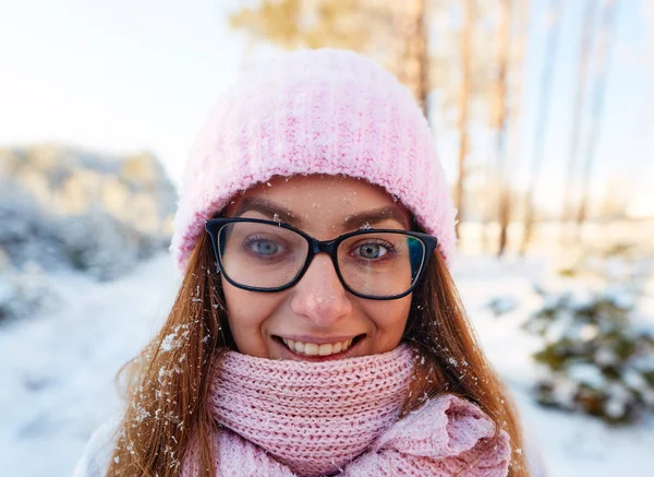 Menina em óculos na geada em flocos de neve . — Fotografia de Stock