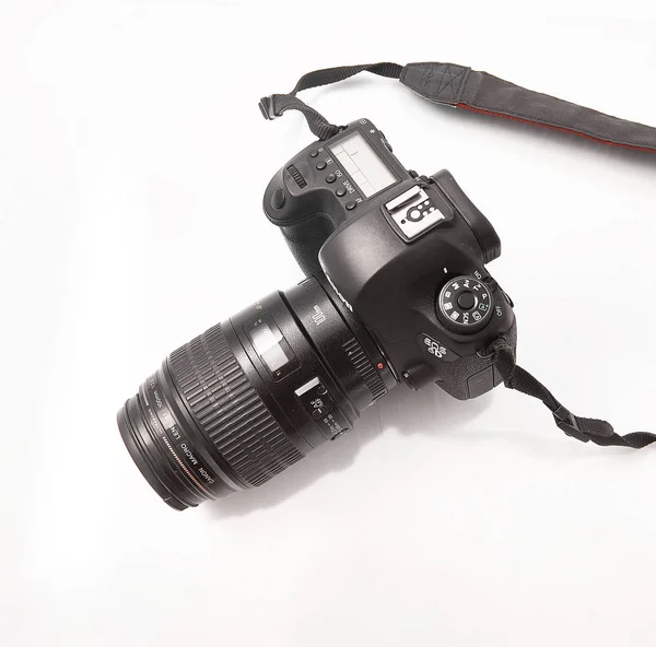 Gomel, Beyaz Rusya - 22 Şubat 2018: Ayna dijital kamera Canon 6d makro ile 100 mm lens — Stok fotoğraf