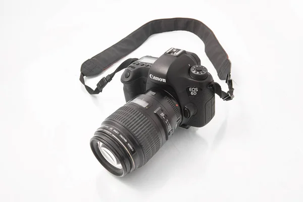 Gomel, Weißrussland - 22. Februar 2018: Spiegeldigitalkamera Canon 6d mit Makroobjektiv 100 mm — Stockfoto