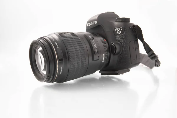 Gomel, Beyaz Rusya - 22 Şubat 2018: Ayna dijital kamera Canon 6d makro ile 100 mm lens — Stok fotoğraf