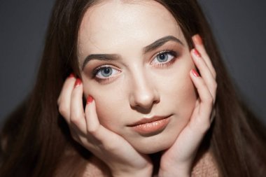 yakın çekim portre Studio siyah arka plan üzerine güzel kızın.