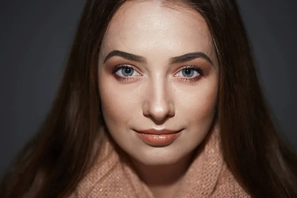 yakın çekim portre Studio siyah arka plan üzerine güzel kızın.