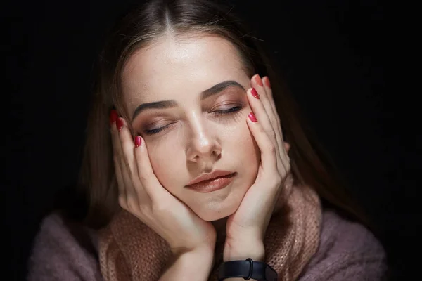 Close-up portret van mooi meisje in de studio op zwarte achtergrond. — Stockfoto