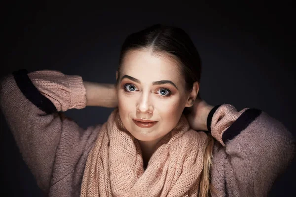 Close-up portrait of beautiful girl in studio on black background. — Stock Photo, Image