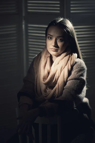 Close-up πορτρέτο του όμορφη κοπέλα σε στούντιο σε μαύρο φόντο. — Φωτογραφία Αρχείου
