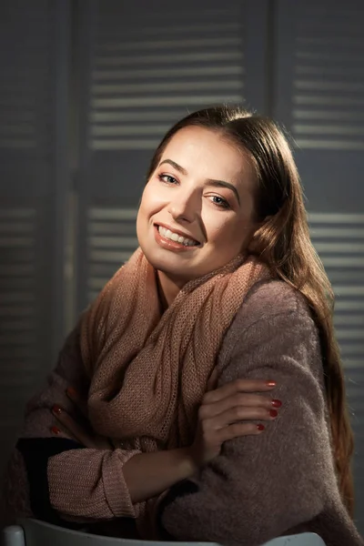 Primer plano retrato de hermosa chica en estudio sobre fondo negro . — Foto de Stock