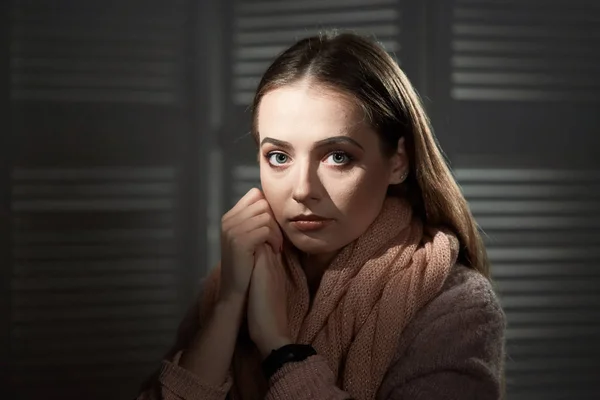 Primer plano retrato de hermosa chica en estudio sobre fondo negro . — Foto de Stock