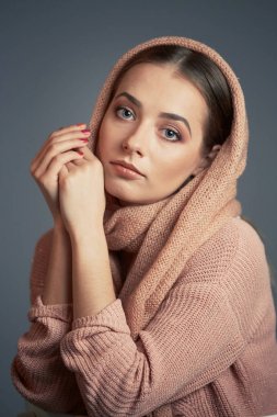 örgü pembe başörtüsü Studio gri bir arka plan üzerinde güzel bir kızın büyük duygusal portre.