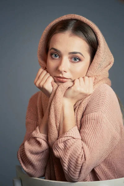 灰色の背景にスタジオでニット ピンク スカーフで美しい少女の大きな感情的な肖像画. — ストック写真