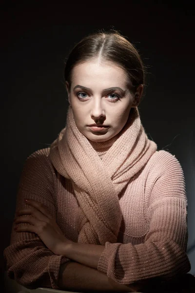 Hermosa chica en suéter de punto rosa. retrato emocional sobre un fondo oscuro . —  Fotos de Stock