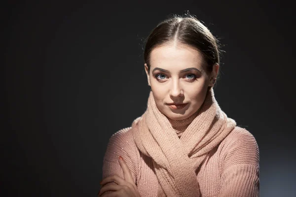 Beautiful girl in pink knitted sweater. emotional portrait on a dark background. — Stock Photo, Image