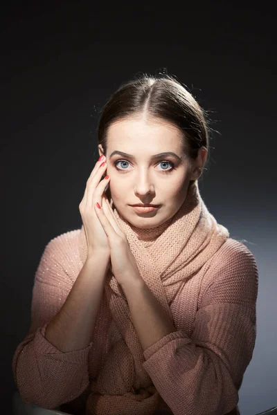 Beautiful girl in pink knitted sweater. emotional portrait on a dark background. — Stock Photo, Image