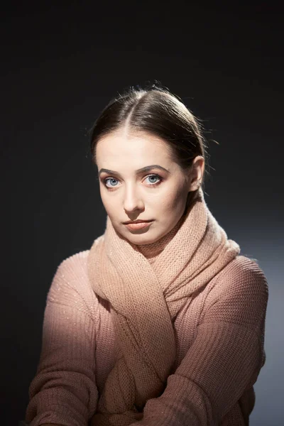Beautiful girl in pink knitted sweater. emotional portrait on a dark background. — Stock Photo, Image