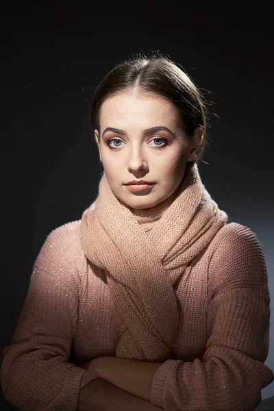 Hermosa chica en suéter de punto rosa. retrato emocional sobre un fondo oscuro . —  Fotos de Stock