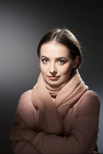 Schönes Mädchen in rosa Strickpullover. Emotionales Porträt auf dunklem Hintergrund. — Stockfoto