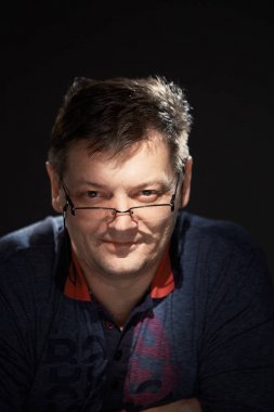 karanlık bir arka plan üzerinde stüdyoda bir adam portresi.