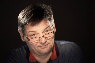 karanlık bir arka plan üzerinde stüdyoda bir adam portresi.