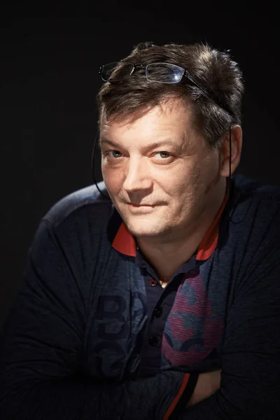 Retrato de un hombre en el estudio sobre un fondo oscuro . —  Fotos de Stock