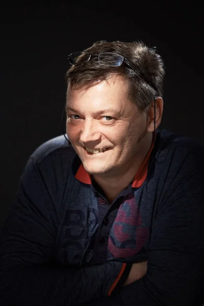 Retrato de um homem no estúdio em um fundo escuro . — Fotografia de Stock