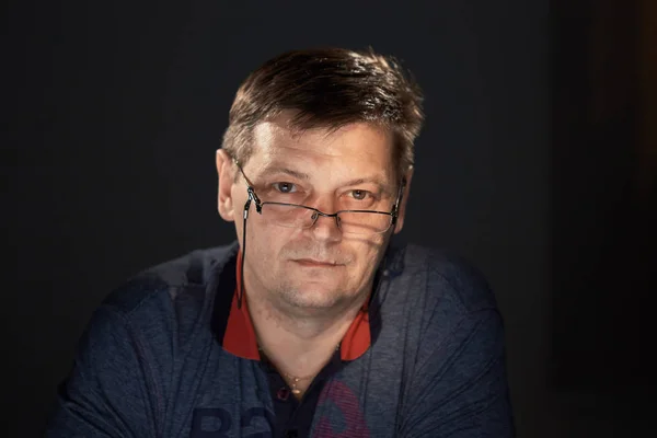 Retrato de un hombre en el estudio sobre un fondo oscuro . —  Fotos de Stock