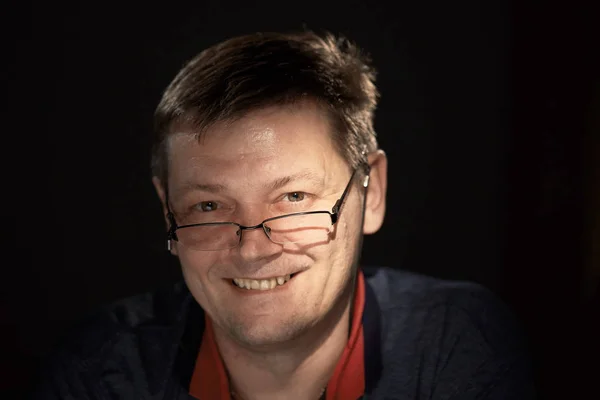 Retrato de un hombre en el estudio sobre un fondo oscuro . —  Fotos de Stock