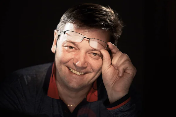 Retrato de un hombre en el estudio sobre un fondo oscuro . —  Fotos de Stock