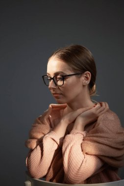 Kız bardaklarda Studio karanlık bir arka plan üzerinde. hafif lekeler.