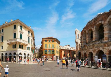 Verona, İtalya - 17 Ağustos 2017: Verona Arena amfitiyatro bulunan, Piazza sutyen, hangi opera konserler ve festivaller barındıran.