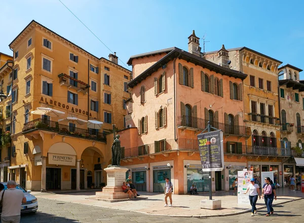 Verona, Italy - August 17, 2017: Beautiful facade of the building in Verona Street. — Stock Photo, Image