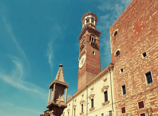 VERONA, ITÁLIA - 17 de agosto de 2017: Plaza delle Erbe. Torre de relógio Dei Lamberti Torre em Verona . — Fotografia de Stock