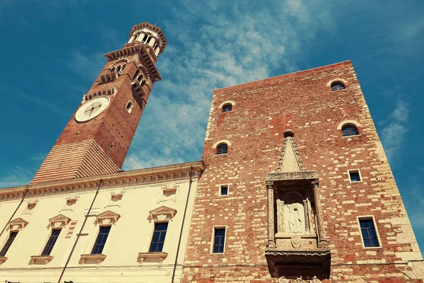 VERONA, ITÁLIA - 17 de agosto de 2017: Plaza delle Erbe. Torre de relógio Dei Lamberti Torre em Verona . — Fotografia de Stock