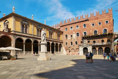 Verona, İtalya - 17 Ağustos 2017: Verona piazza dei sinyorlar Dante heykeli ile.