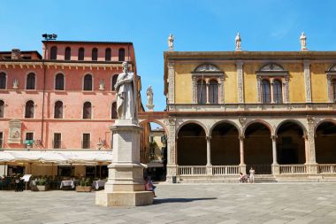 Verona, İtalya - 17 Ağustos 2017: Verona piazza dei sinyorlar Dante heykeli ile.