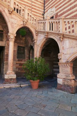 Verona, İtalya - 17 Ağustos 2017: Verona, Piazza Dante. Saray Meydanı ve Dante Alighieri heykeli çevresinde.
