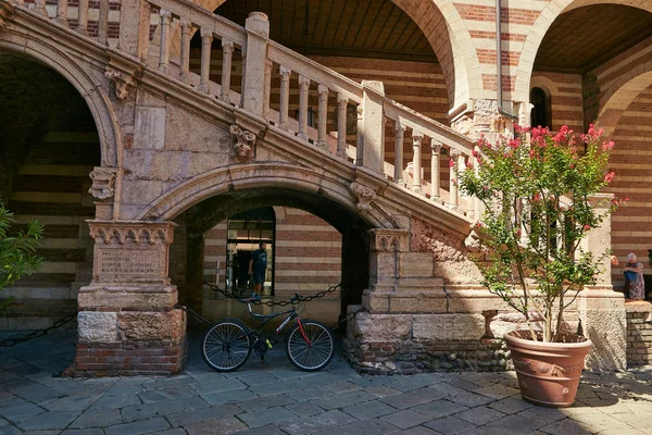 Verona, Italien - 17 augusti 2017: Piazza Dante i Verona. palats runt torget och en staty av Dante Alighieri. — Stockfoto