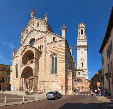 Verona, İtalya - 17 Ağustos 2017: Cathedral of Verona bir sade Roma stilinde dikilmiş şehrin ana Kilisesi.