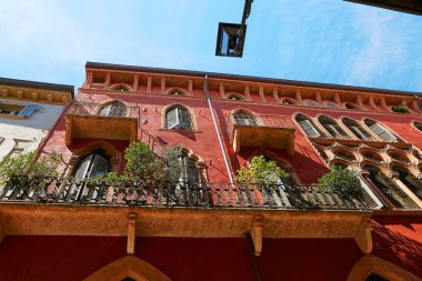 Verona, İtalya - 17 Ağustos 2017: Cephe Balkonlu ve windows eski bir binanın.