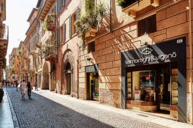 Verona, İtalya - 17 Ağustos 2017: Dar sokak Verona yüksek canlı bina cephe.