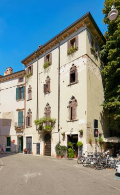 Verona, İtalya - 17 Ağustos 2017: Dar sokakta park edilmiş bisiklet ile bir Verona.