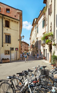 Verona, İtalya - 17 Ağustos 2017: Dar sokakta park edilmiş bisiklet ile bir Verona.