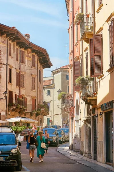 VERONA, ITALIA - 17 de agosto de 2017: Calle estrecha de Verona fachadas de edificios de alto dinamismo . — Foto de Stock