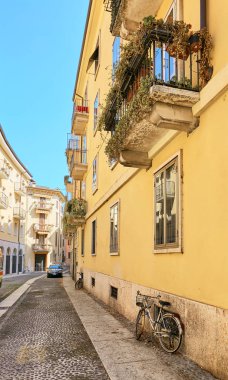 Verona, İtalya - 17 Ağustos 2017: Bisiklet Verona dar sokakta park edilmiş.