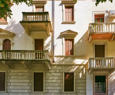 Verona, İtalya - 17 Ağustos 2017: Verona sokak binada güzel cephe.