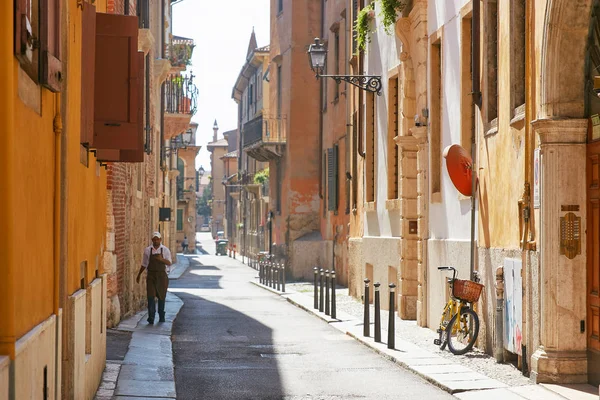 VERONA, ITALIA - 17 de agosto de 2017: La bicicleta está estacionada en la estrecha calle de Verona . — Foto de Stock